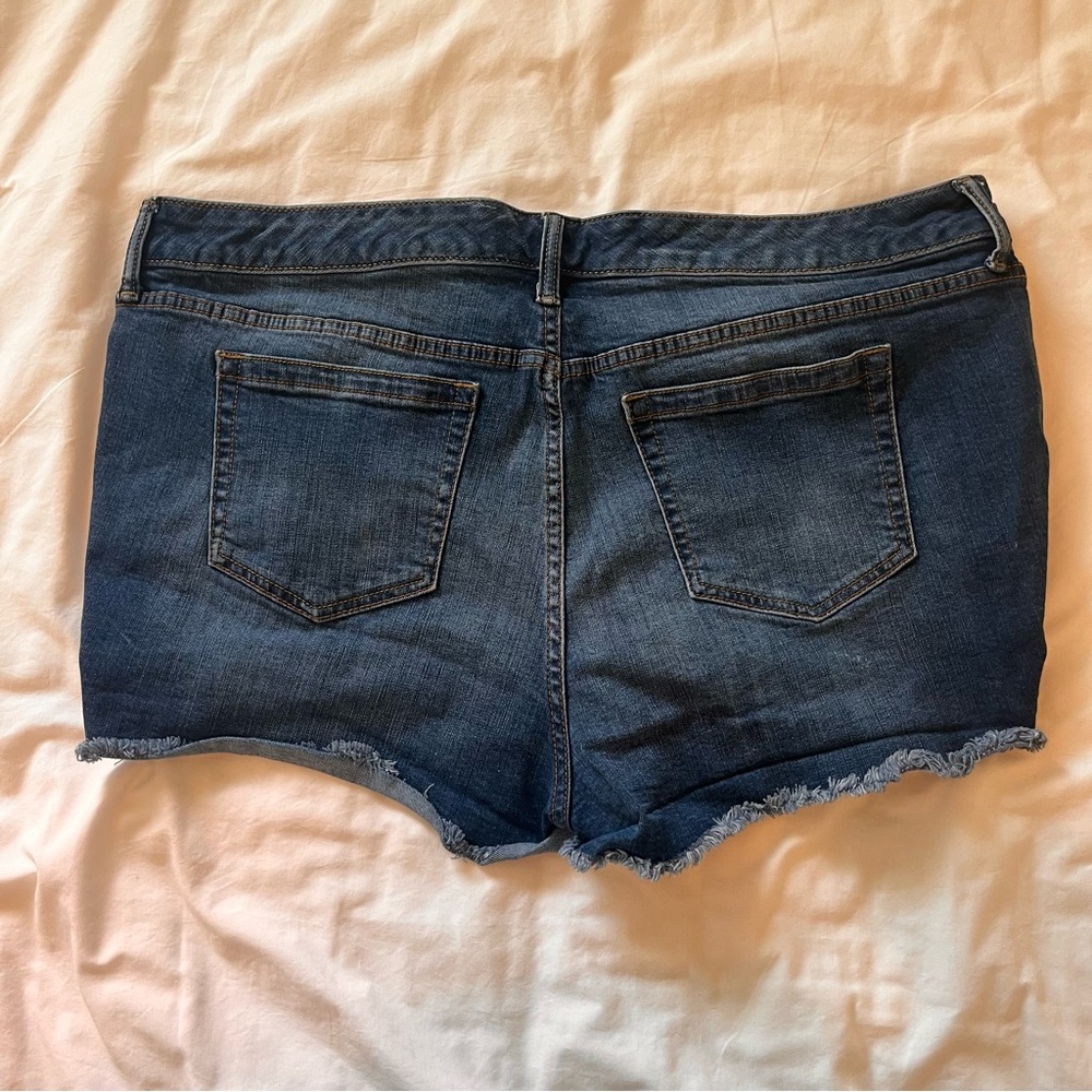 Torrid Medium Wash Distressed Blue Denim Shorts - 18 - Picture 4 of 12